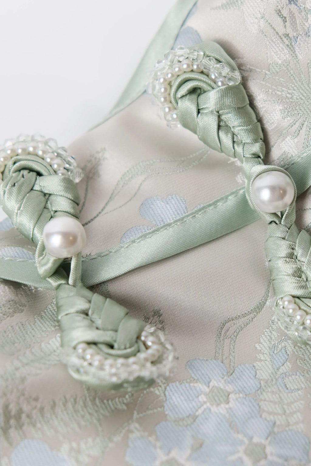 （預售）蒲碧漙清．新東方藝術刺繡狗狗旗袍 Luna Nana