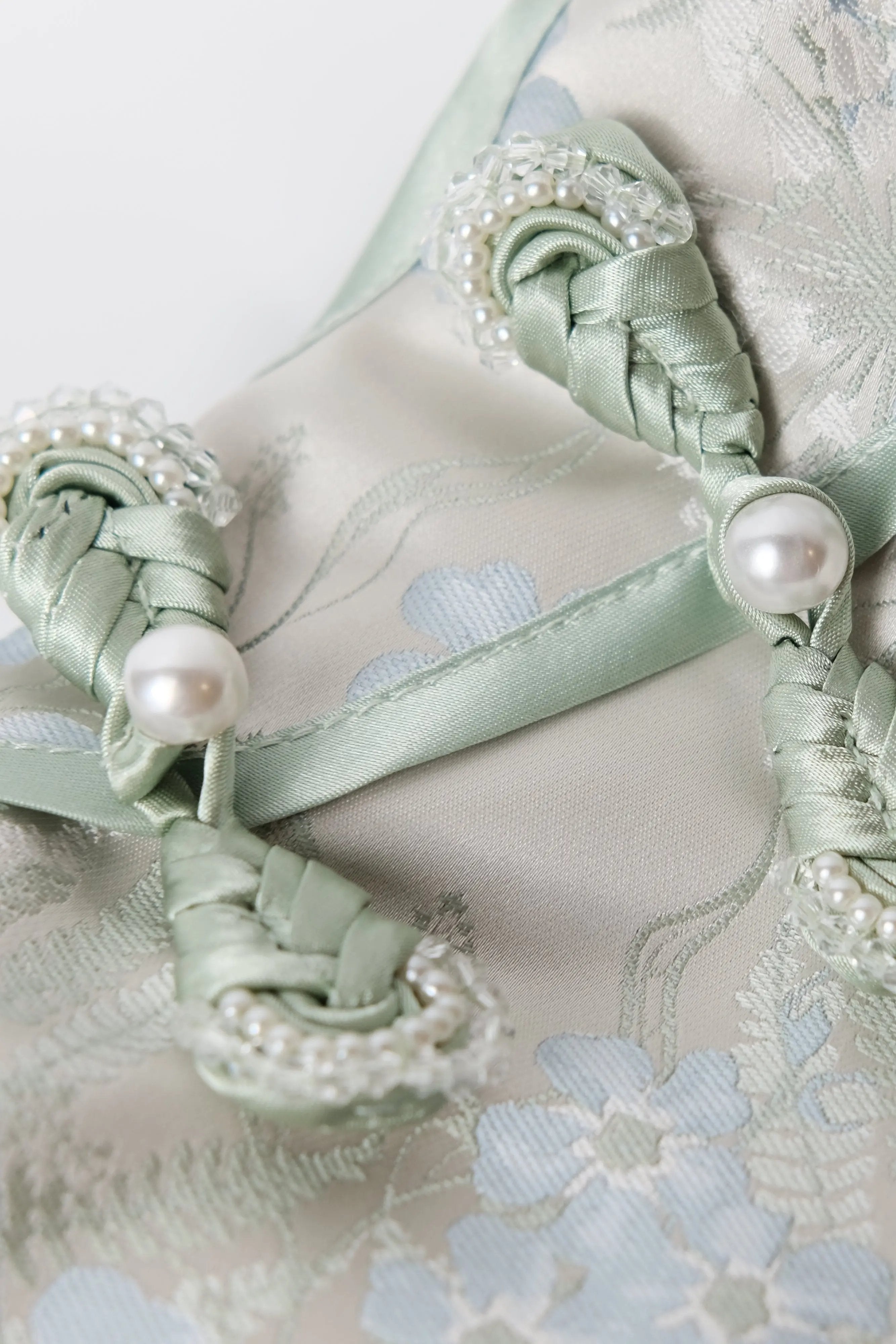 （預售）蒲碧漙清．新東方藝術刺繡狗狗旗袍 Luna Nana